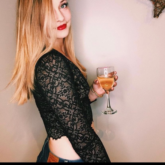 Stunning lace Wilfred Crop Top from Aritzia - Picture 1 of 3